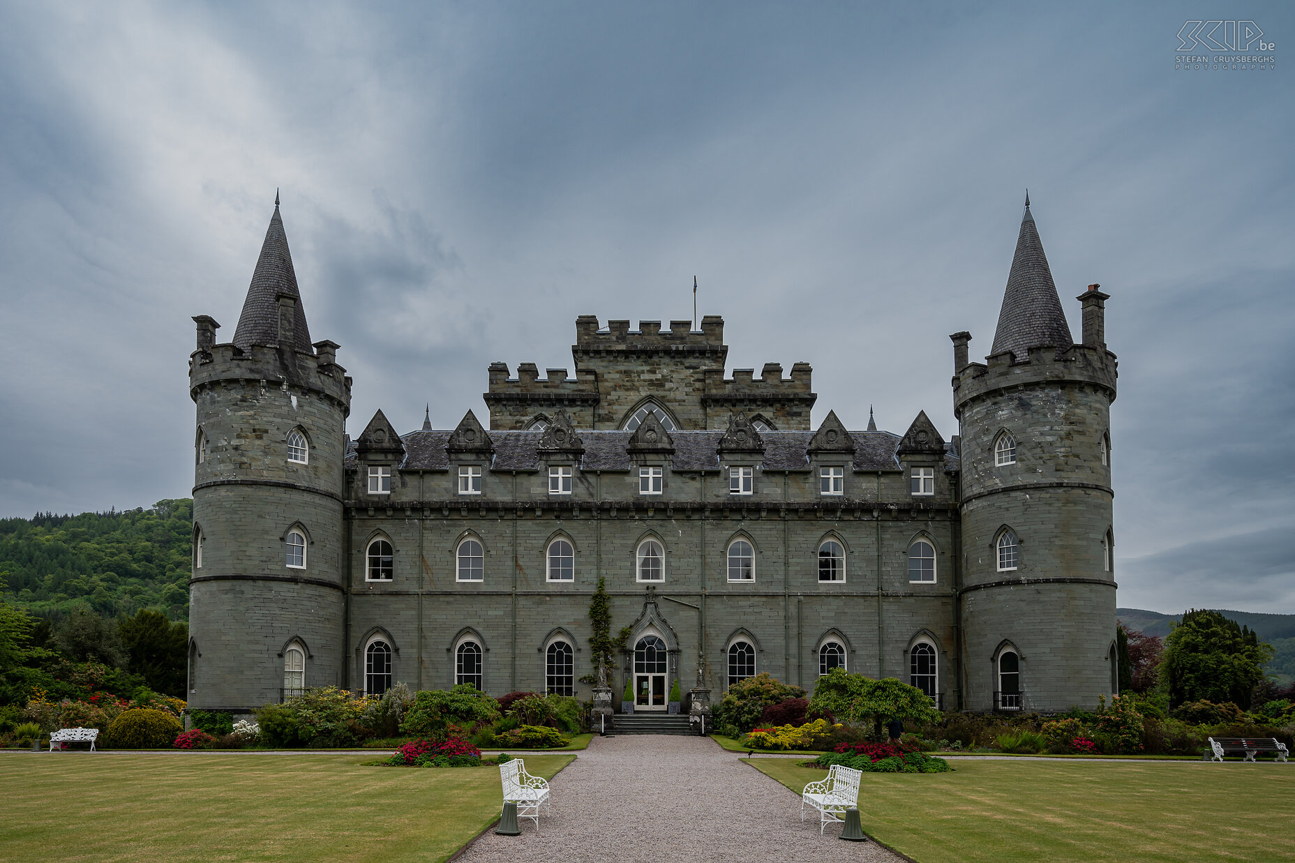 Inveraray - Inveraray Castle Aan de westkust van Loch Fyne ligt de plaats Inveraray. Het plaatsje ligt werkelijk op een schilderachtige locatie aan het meer.  De belangrijkste bezienswaardigheid is het prachtige Inveraray Castle. Dit neogotische kasteel dateert uit 1746 en heeft een heel mooi interieur, grote aangelegde tuin en een grote verzameling van Schots wapentuig. Stefan Cruysberghs